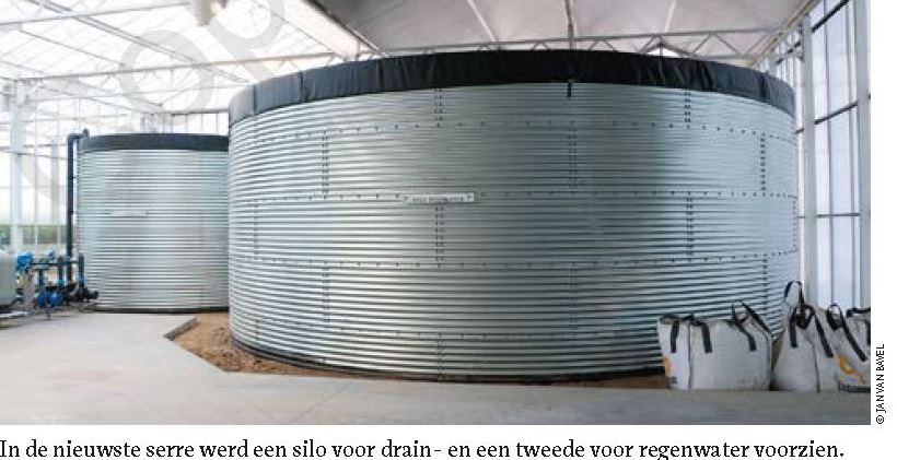 In de nieuwste serre werd een silo voor drain- en een tweede voor regenwater voorzien. ©Boerenbond, Jan Van Bavel