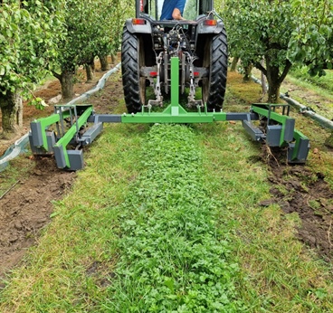 Machinale aanleg van greppeltjes in de zwartstrook